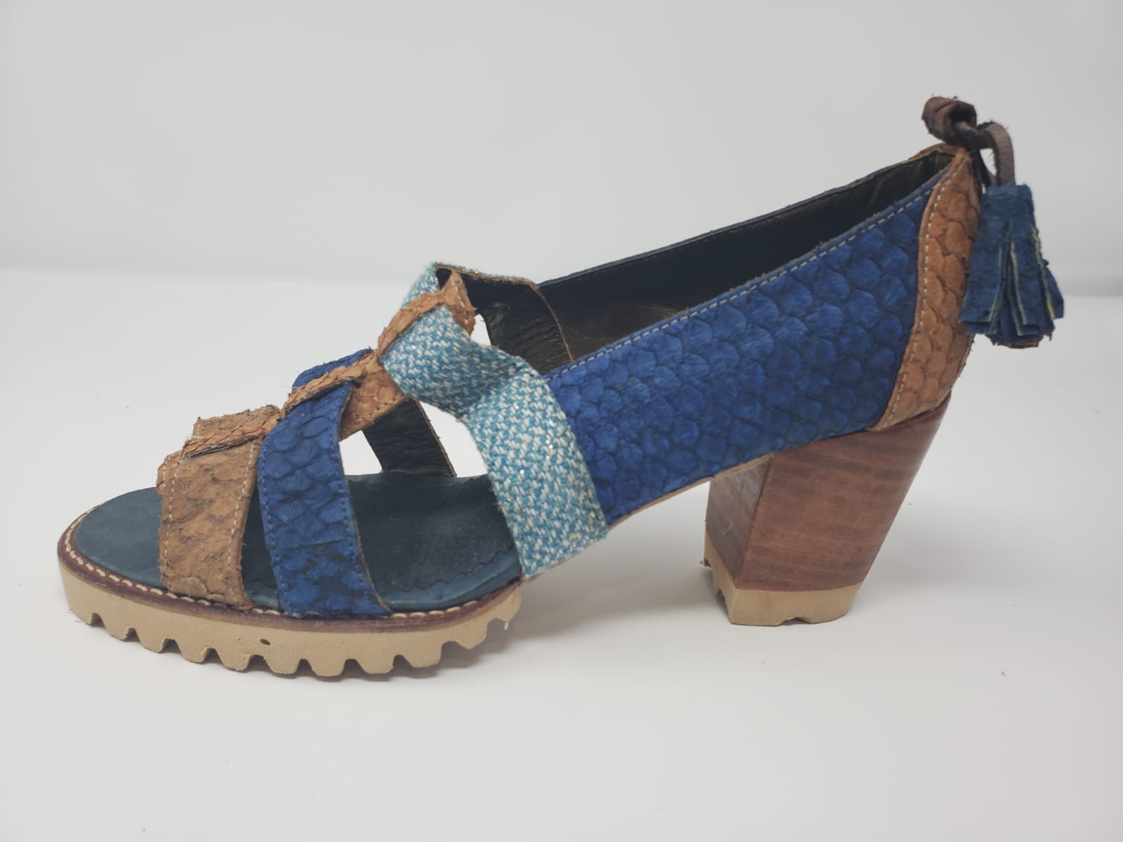 Fish Skin Mid-Heel Open Toe Sandals | Sandalias de Tacon Hechas de Piel de Pescado